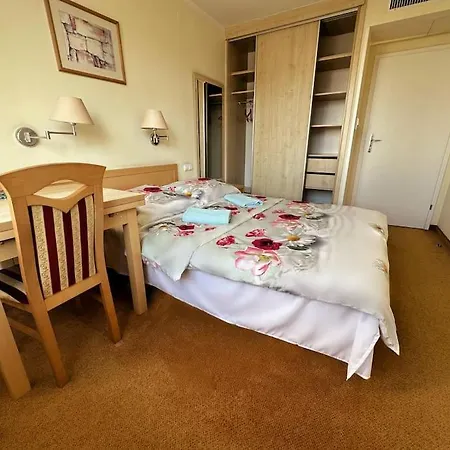 10q- Z6 602a Apartment *